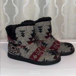 Indigo Road Faux Fur Lined Boots Black Red Southwest Pattern‎ Travas Size 9